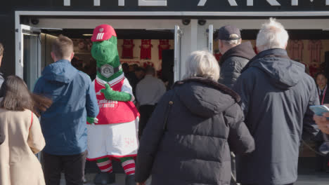 La-Mascota-Del-Club-Fuera-Del-Estadio-Emirates-Home-Ground-Club-De-Fútbol-Arsenal-De-Londres-Con-Seguidores-En-El-Día-Del-Partido-2