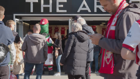 Exterior-Of-The-Emirates-Stadium-Home-Ground-Arsenal-Football-Club-London-With-Supporters-On-Match-Day-2