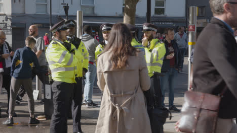 Oficiales-De-Policía-Fuera-Del-Estadio-Emirates-Home-Ground-Arsenal-Football-Club-Londres-Con-Seguidores-El-Día-Del-Partido