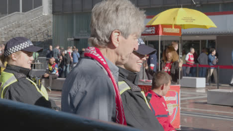 Mujeres-Policías-Fuera-Del-Estadio-Emirates-Home-Ground-Arsenal-Football-Club-Londres-Con-Seguidores-El-Día-Del-Partido