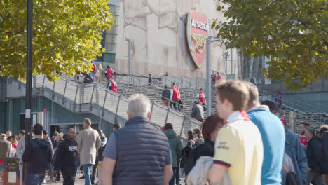 Exterior-Del-Emirates-Stadium-Home-Ground-Arsenal-Football-Club-Londres-Con-Seguidores-En-El-Día-4-Del-Partido