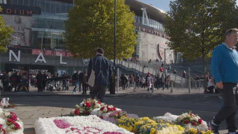 Exterior-Del-Emirates-Stadium-Home-Ground-Arsenal-Football-Club-Londres-Con-Seguidores-En-El-Día-5-Del-Partido