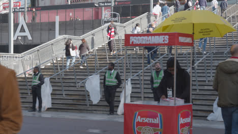 Exterior-Del-Emirates-Stadium-Home-Ground-Arsenal-Football-Club-Londres-Con-Seguidores-En-El-Día-7-Del-Partido