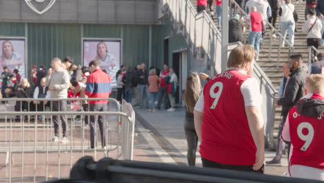 Schritte-Vor-Dem-Emirates-Stadium-Heimstadion-Arsenal-Football-Club-London-Mit-Fans-Am-Spieltag