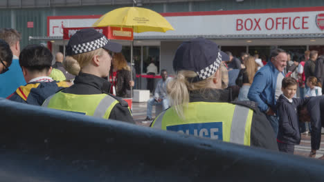 Mujeres-Policías-Fuera-Del-Emirates-Stadium-Home-Ground-Arsenal-Football-Club-London-Con-Seguidores-En-El-Día-Del-Partido-2