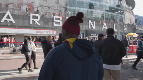 Exterior-Del-Emirates-Stadium-Home-Ground-Arsenal-Football-Club-Londres-Con-Seguidores-En-El-Día-12-Del-Partido