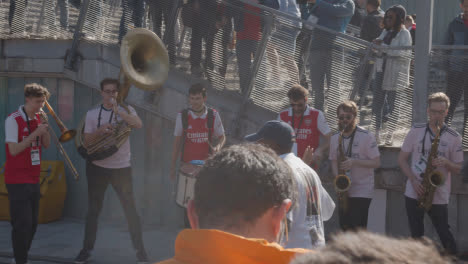 Banda-Tocando-Fuera-Del-Estadio-Emirates-Home-Ground-Arsenal-Football-Club-De-Londres-Con-Seguidores-En-El-Día-Del-Partido-3