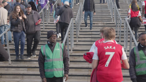 Exterior-Del-Emirates-Stadium-Home-Ground-Arsenal-Football-Club-London-Con-Seguidores-El-Día-19-Del-Partido