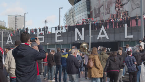 Exterior-Del-Emirates-Stadium-Home-Ground-Arsenal-Football-Club-Londres-Con-Seguidores-En-El-Día-18-Del-Partido