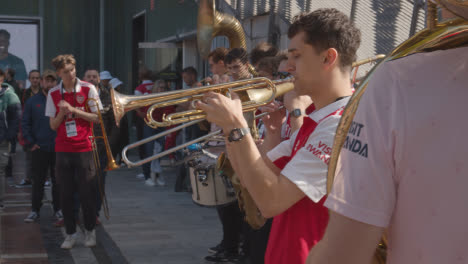 Banda-Tocando-Fuera-Del-Estadio-Emirates-Home-Ground-Club-De-Fútbol-Arsenal-De-Londres-Con-Seguidores-El-Día-Del-Partido