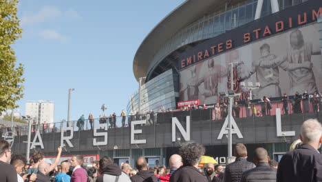 Exterior-Del-Emirates-Stadium-Home-Ground-Arsenal-Football-Club-Londres-Con-Seguidores-En-El-Día-4-Del-Partido