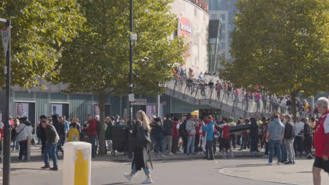 Exterior-Del-Emirates-Stadium-Home-Ground-Arsenal-Football-Club-Londres-Con-Seguidores-En-El-Día-5-Del-Partido