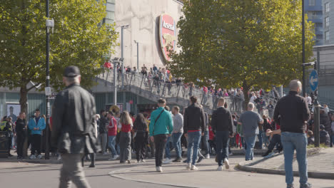 Außenansicht-Des-Emirates-Stadium-Home-Ground-Arsenal-Football-Club-London-Mit-Fans-Am-6.-Spieltag