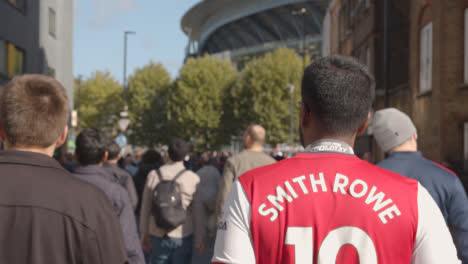 Exterior-Del-Emirates-Stadium-Home-Ground-Arsenal-Football-Club-Londres-Con-Seguidores-En-El-Día-7-Del-Partido