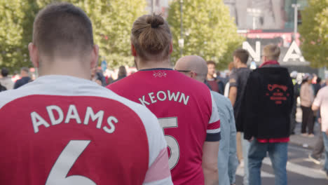 Exterior-Del-Emirates-Stadium-Home-Ground-Arsenal-Football-Club-Londres-Con-Seguidores-En-El-Día-8-Del-Partido