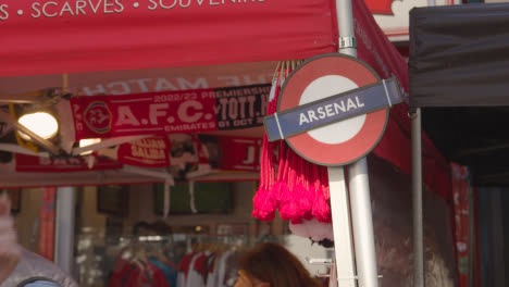 Puesto-De-Venta-De-Productos-Del-Club-Fuera-Del-Estadio-Emirates-Home-Ground-Arsenal-Football-Club-De-Londres-Con-Seguidores-En-El-Día-7-Del-Partido