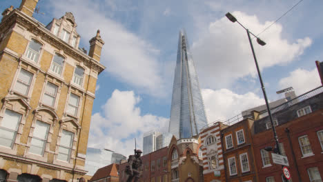 Exterior-Del-Fragmento-En-Londres,-Reino-Unido-Contra-El-Cielo-Azul