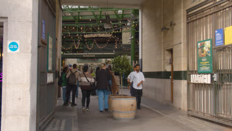 Entrada-Al-Mercado-De-La-Ciudad-De-Londres-Reino-Unido-Con-Puestos-De-Comida-Y-Visitantes-Turísticos