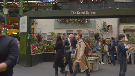 Entrada-Al-Mercado-De-La-Ciudad-De-Londres-Reino-Unido-Con-Puestos-De-Comida-Y-Visitantes-Turísticos-1