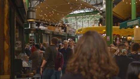 Inside-Borough-Market-London-UK-Mit-Essensständen-Und-Touristischen-Besuchern-2