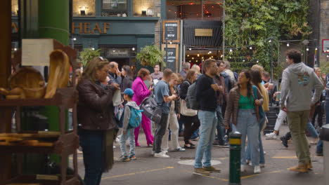 Dentro-Del-Mercado-De-La-Ciudad-De-Londres-Reino-Unido-Con-Puestos-De-Comida-Y-Visitantes-Turísticos-3