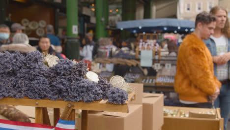 Calado-De-Miel-Con-Lavanda-En-El-Mercado-Borough-Market-De-Londres-Reino-Unido-Con-Puestos-De-Comida-Y-Visitantes-Turísticos