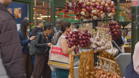 Inside-Borough-Market-London-UK-Mit-Essensständen-Und-Touristischen-Besuchern-4