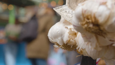 Cerca-De-Bulbos-De-Ajo-Dentro-Del-Mercado-Borough-Market-De-Londres-Reino-Unido-Con-Puestos-De-Comida-Y-Visitantes-Turísticos