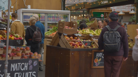 Inside-Borough-Market-London-UK-Mit-Essensständen-Und-Touristischen-Besuchern-8