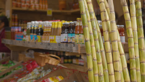 Dentro-Del-Mercado-De-La-Ciudad-De-Londres-Reino-Unido-Con-Cerca-De-Puestos-De-Comida-Y-Visitantes-Turísticos