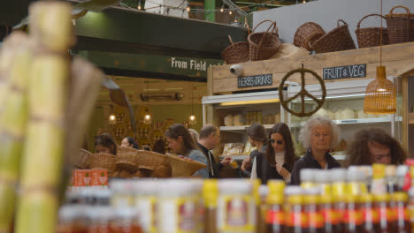 Inside-Borough-Market-London-UK-Mit-Essensständen-Und-Touristischen-Besuchern-9