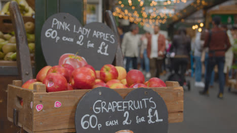 Puesto-De-Venta-De-Fruta-Fresca-Dentro-Del-Mercado-De-Borough,-Londres,-Reino-Unido-Con-Visitantes-Turísticos