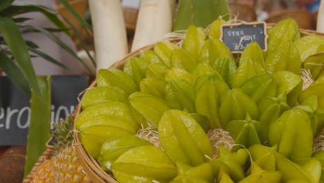 Puesto-De-Venta-De-Fruta-Fresca-Dentro-Del-Mercado-Borough-Market-De-Londres-Reino-Unido-Con-Visitantes-Turísticos-1