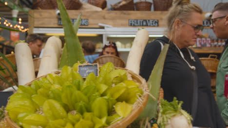 Puesto-De-Venta-De-Fruta-Fresca-Dentro-Del-Mercado-De-Borough,-Londres,-Reino-Unido-Con-Visitantes-Turísticos