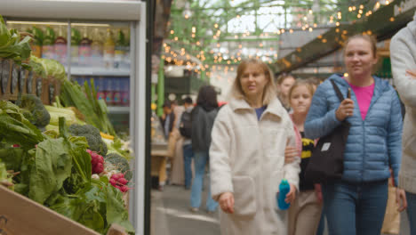 Puesto-De-Venta-De-Verduras-Frescas-Dentro-Del-Mercado-Borough-Market-De-Londres-Reino-Unido-Con-Visitantes-Turísticos