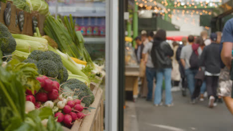 Puesto-De-Venta-De-Verduras-Frescas-Dentro-Del-Mercado-Borough-Market-De-Londres-Reino-Unido-Con-Visitantes-Turísticos-1