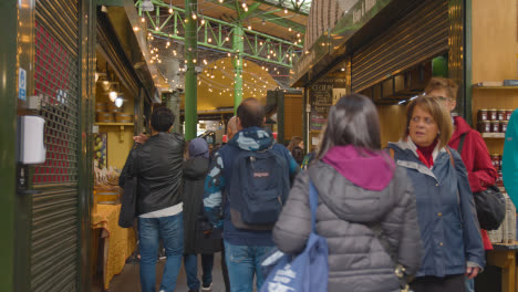 Inside-Borough-Market-London-UK-With-Food-Stalls-And-Tourist-Visitors-15