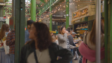 Inside-Borough-Market-London-UK-Mit-Essensständen-Und-Touristischen-Besuchern-10