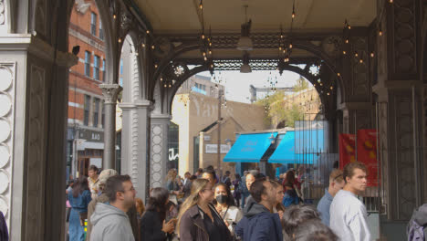 Entrada-Al-Mercado-De-La-Ciudad-De-Londres-Reino-Unido-Con-Puestos-De-Comida-Y-Visitantes-Turísticos-6