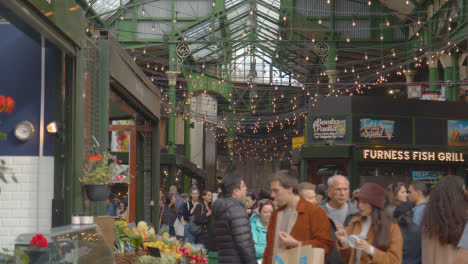 Inside-Borough-Market-London-UK-Mit-Essensständen-Und-Touristischen-Besuchern-13