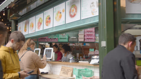 Dentro-Del-Mercado-De-La-Ciudad-De-Londres-Reino-Unido-Con-Puestos-De-Comida-Para-Llevar-Y-Visitantes-Turísticos