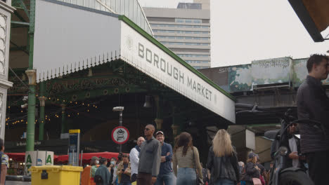 Entrance-To-Borough-Market-London-UK-With-Food-Stalls-And-Tourist-Visitors-8