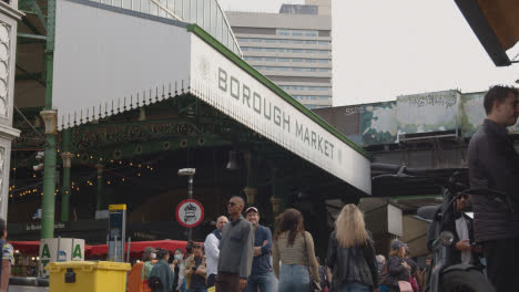 Eingang-Zum-Borough-Market-London-Uk-Mit-Essensständen-Und-Touristenbesuchern-8