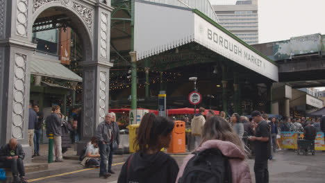 Eingang-Zum-Borough-Market-London-UK-Mit-Essensständen-Und-Touristischen-Besuchern-9