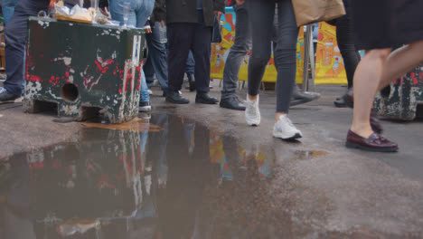 Cerca-De-Los-Pies-De-Los-Turistas-Mientras-Caminan-Por-El-Mercado-De-Borough,-Londres,-Gran-Bretaña.