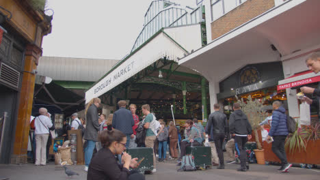 Entrada-Al-Mercado-De-La-Ciudad-De-Londres-Reino-Unido-Con-Puestos-De-Comida-Y-Visitantes-Turísticos-4