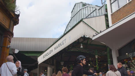 Entrada-Al-Mercado-De-La-Ciudad-De-Londres-Reino-Unido-Con-Puestos-De-Comida-Y-Visitantes-Turísticos-5