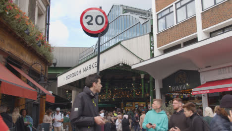 Eingang-Zum-Borough-Market-London-Uk-Mit-Essensständen-Und-Touristenbesuchern-6