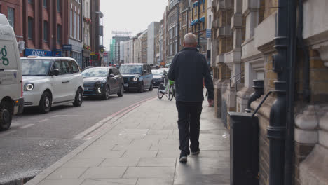 Caminando-Por-La-Típica-Calle-Concurrida-De-Londres-Con-Peatones-Y-Tráfico