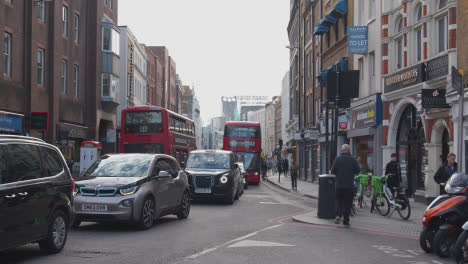 Typische-Belebte-Londoner-Straße-Mit-Fußgängern-Und-Verkehr